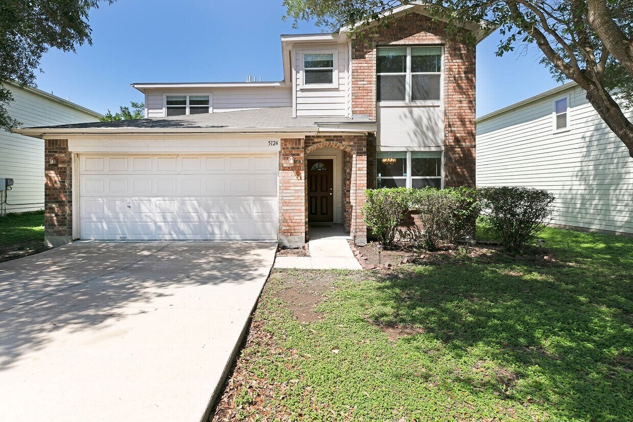 Foto principal - Rare 5 Bedroom Home Available for Immediat...