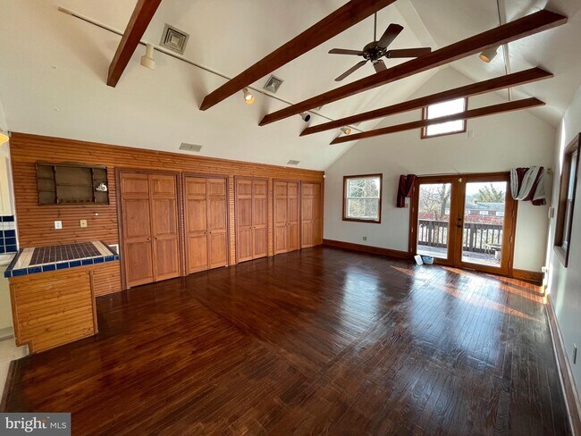 Foto del edificio - 100 W Brown St