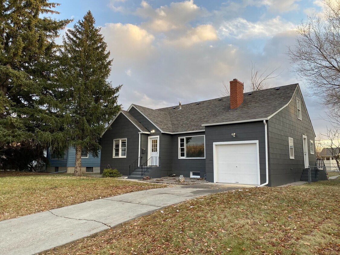 Primary Photo - 5 Bedroom, 3 Bathroom House Near Pioneer P...