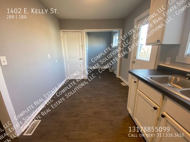 Building Photo - Now Showing this 2 bedroom, 1 bath home lo...