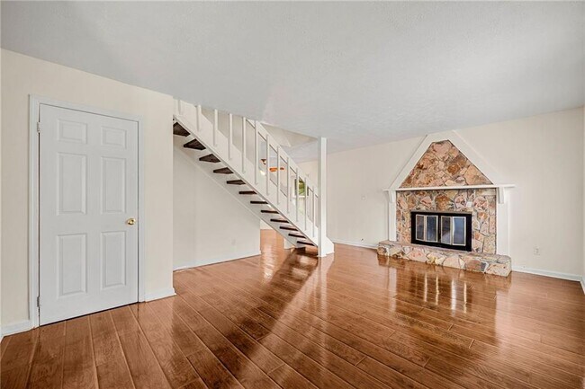 Foto del edificio - 6400 Oak Chase Ln