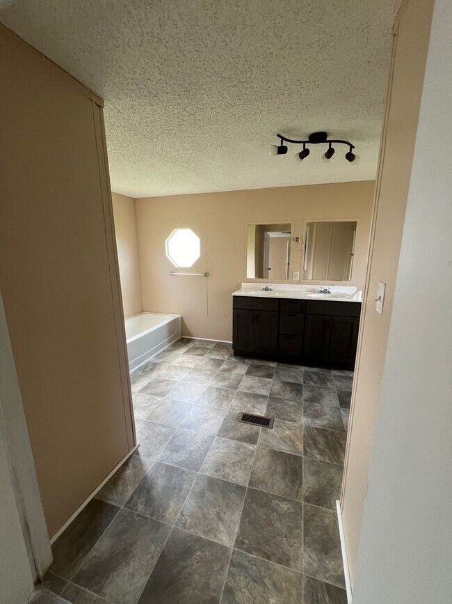 Foto del edificio - Mobile Home for lease in Sulphur