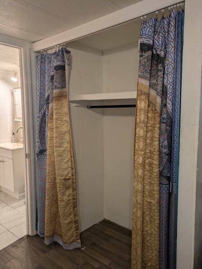 Foto del edificio - 9838 Lake Dr