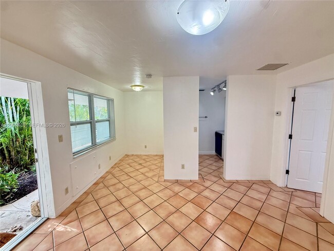 Building Photo - 924 NE 17th Terrace