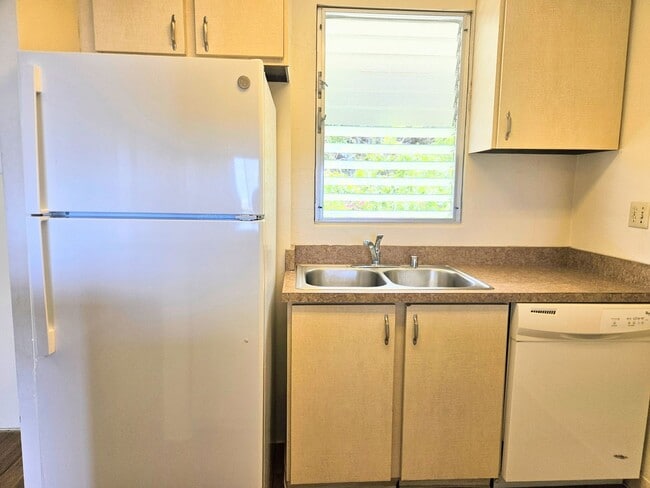 Building Photo - Waialae Gardens Spacious 1 Bedroom 1 Bathr...