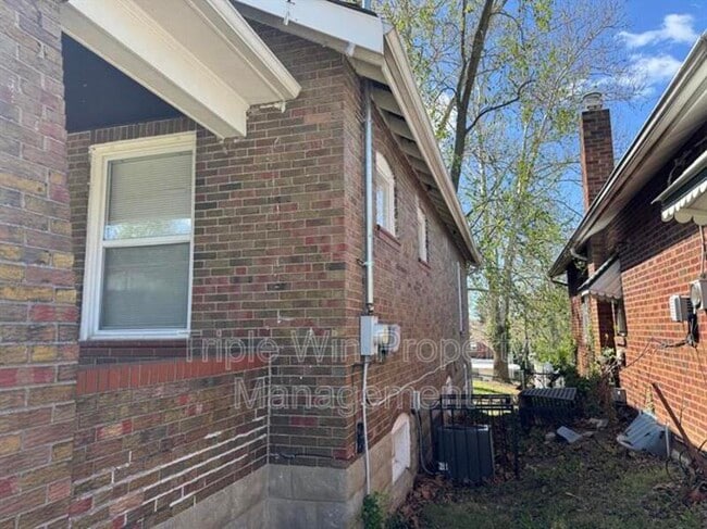 Building Photo - 6912 Greenway Ave