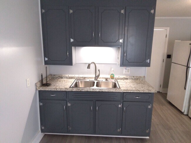 Foto del edificio - Walk to the Beach, 2 Bedroom, 1 Bath, Unfurnished Condo, Utilities Included!