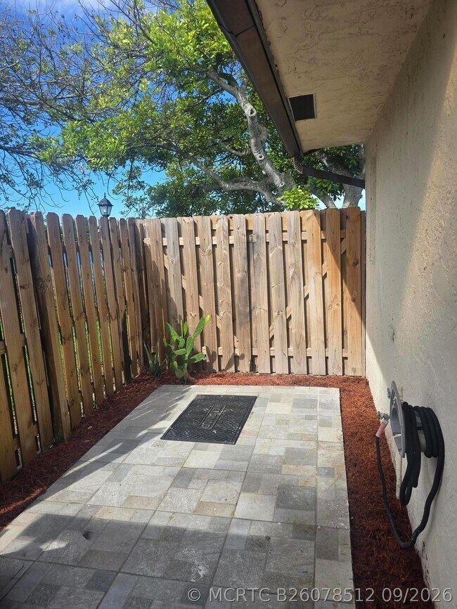 Foto del edificio - 3801 Waterview Cir