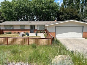 Building Photo - 715 Parkview Way