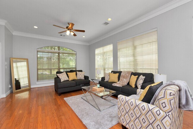 Foto del edificio - 9038 Lakes Dr