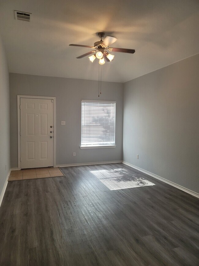 Building Photo - MOVE IN READY!!!!  DUPLEX IN BURLESON 2/2/1