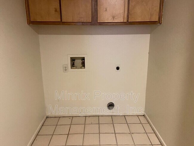 Foto del edificio - 4800 Oakwood Dr