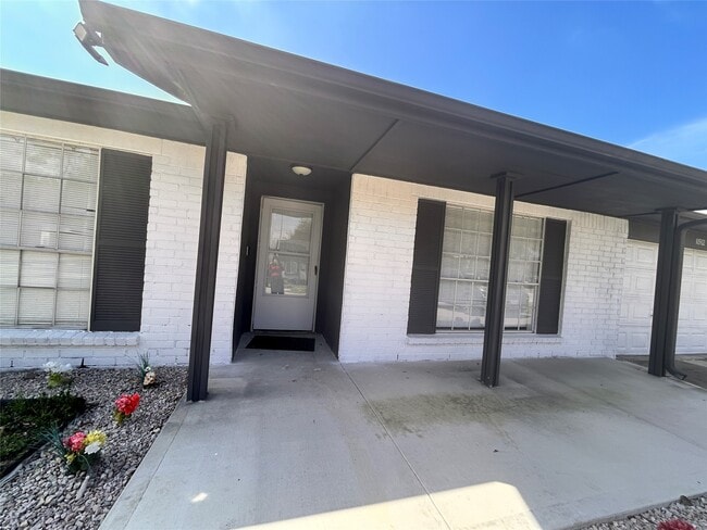 Building Photo - 10502 Long River Dr