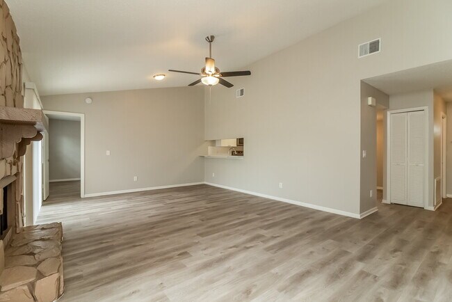 Foto del edificio - 831 Sunridge Point Dr