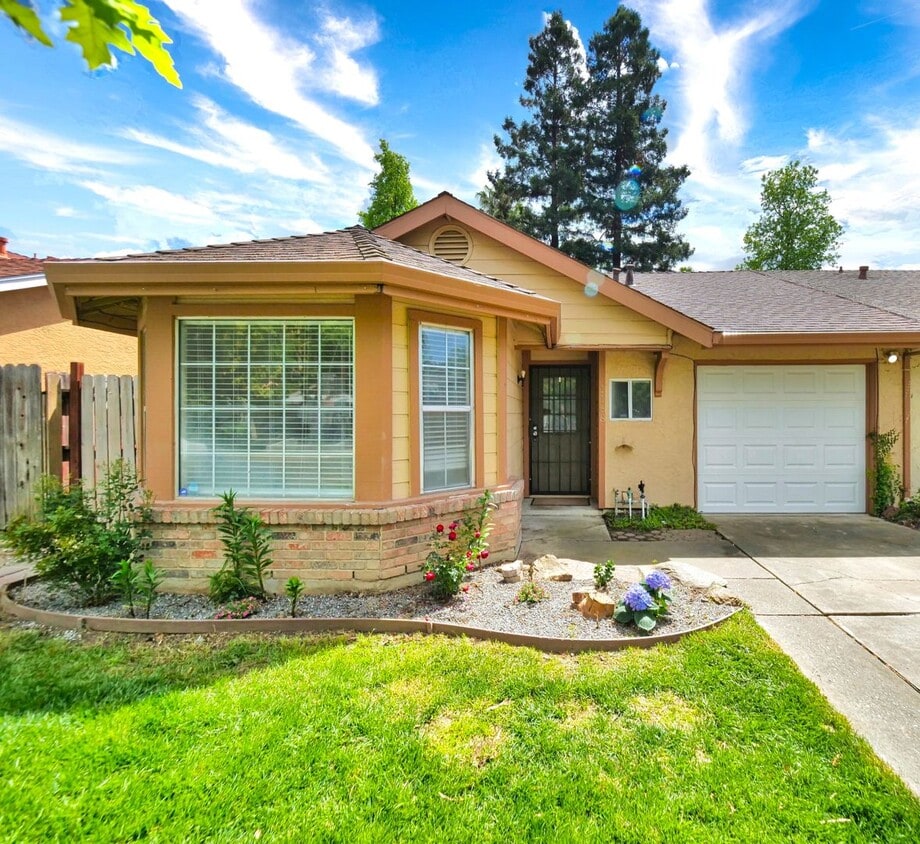 Foto principal - Cozy 2bed 1 bath South Natomas home availa...