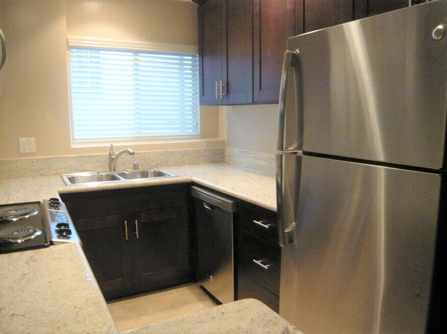 Foto principal - 8373 Rosewood Ave