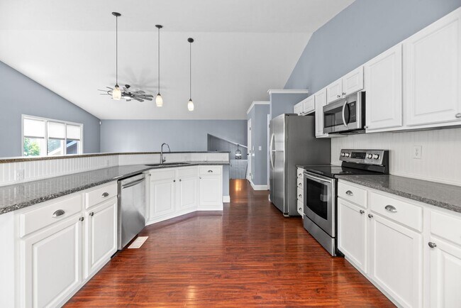 Building Photo - 2 WEEKS FREE!! Beautiful 5 bedroom home in...