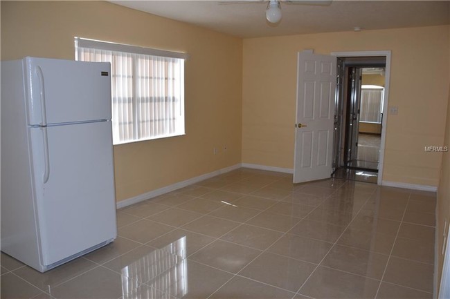 Building Photo - 2836 Fan Palm Dr