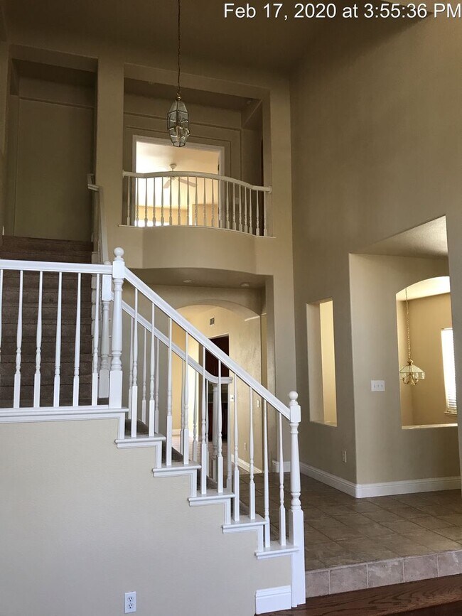 Foto del edificio - Large Home on Corner Lot