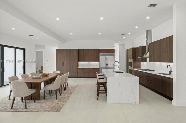 Foto del edificio - 5718 Ashwood Cir