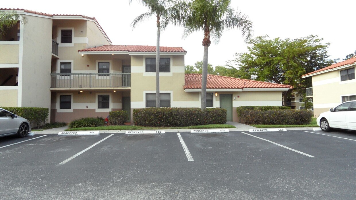 Building Photo - Fully Renovated 1Bed/1Bath Villa-Style Con...