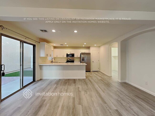 Foto del edificio - 5853 E Hoover Ave