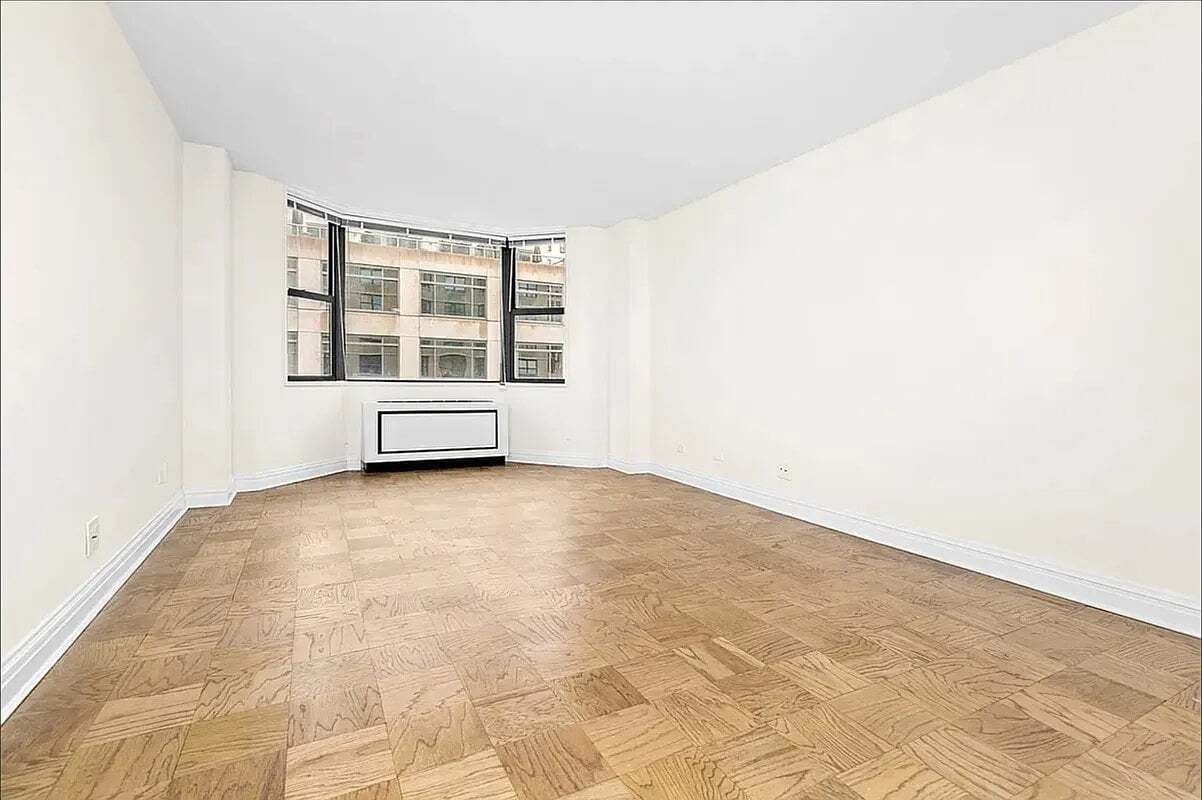 Building Photo - 310 W 94th St