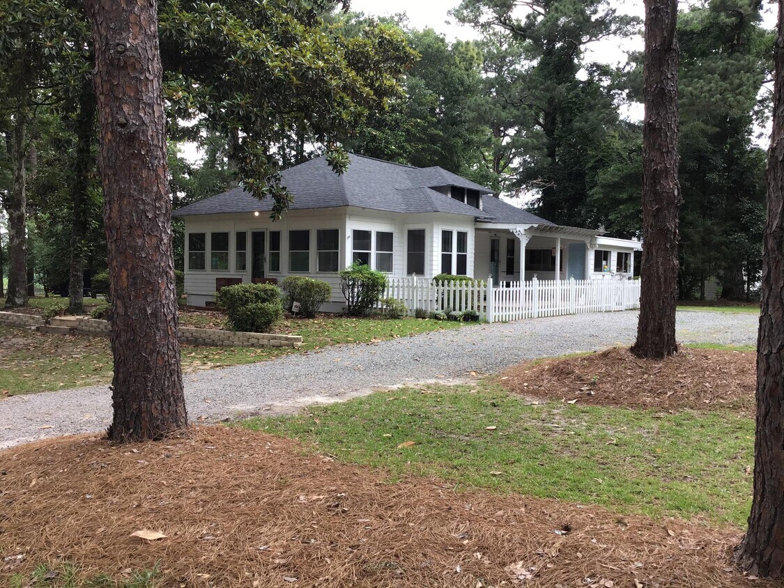 375 W Wisconsin Ave, Southern Pines, NC 28387 House for Rent in