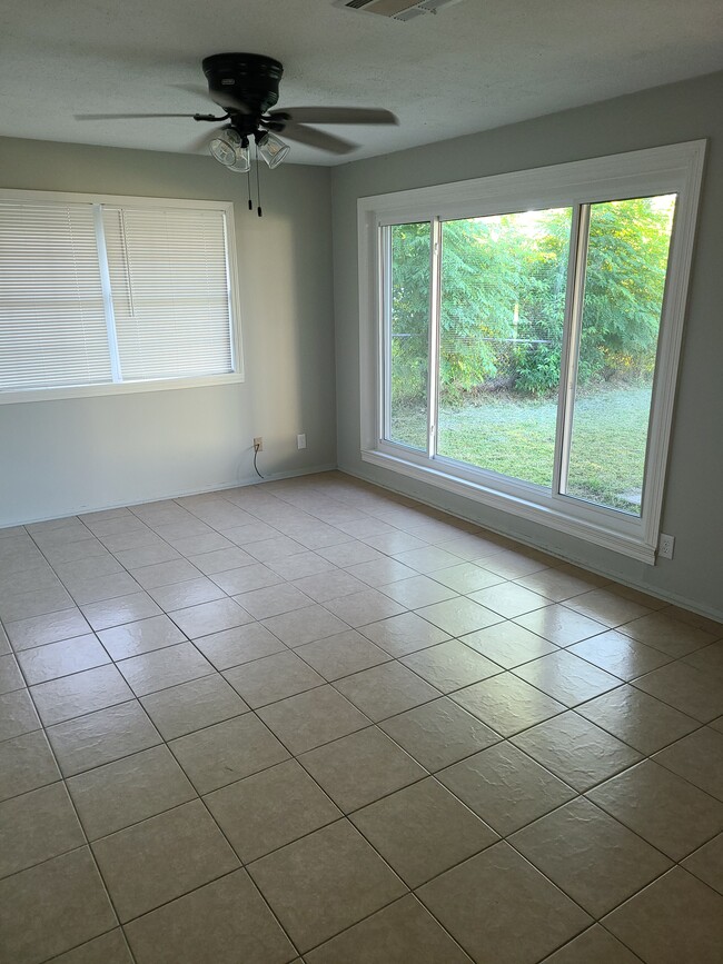 Building Photo - 1600 Meadow Dr