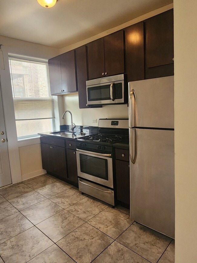 Foto del edificio - 3219 W Division St