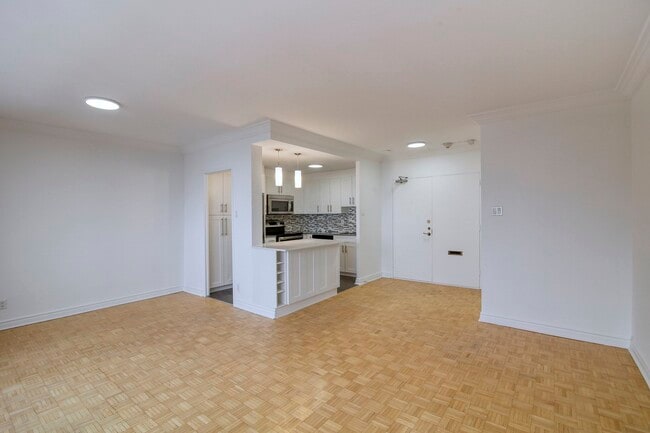 Building Photo - 4555 Av. Bonavista