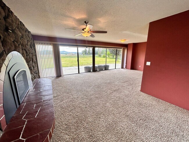 Building Photo - Unique 3 Bed, 2.5 Bath Rancher w/ Huge Yar...