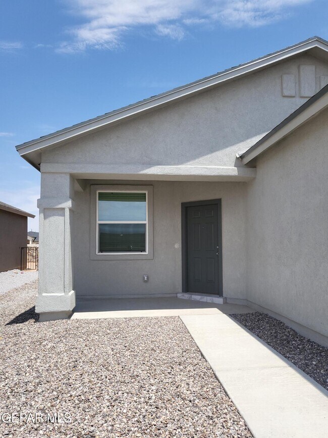 Foto del edificio - 15137 Ambition Ave