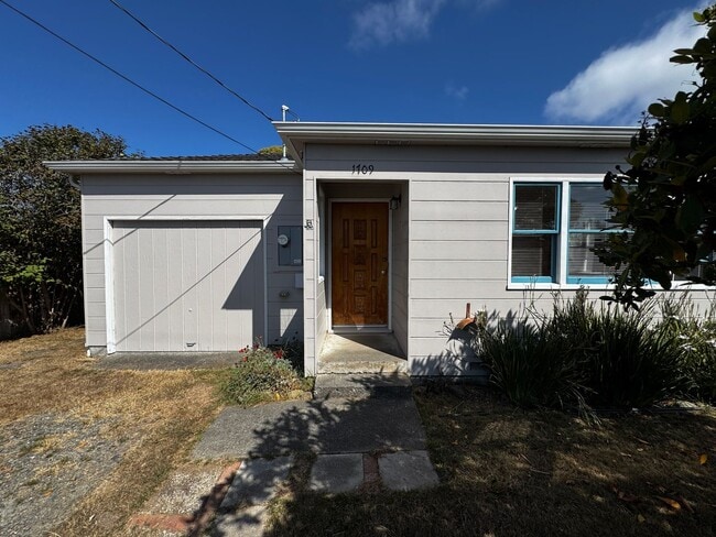 Building Photo - Cozy 2 Bedroom 1 Bath Home Located in the ...