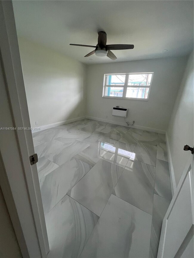 Foto del edificio - 3922 NE 166th St