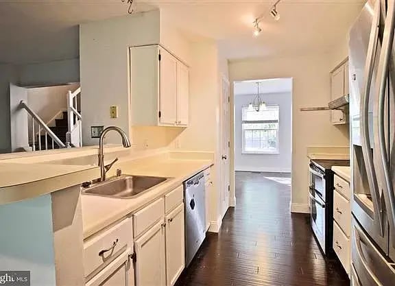 Kitchen - 805 Wind Ridge Dr
