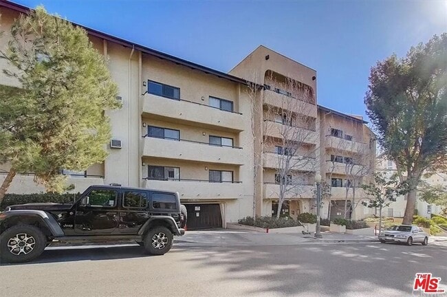 Building Photo - 10982 Roebling Ave