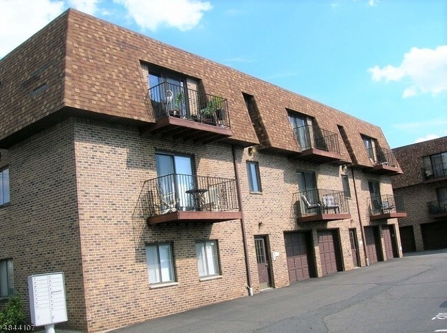 Building Photo - 825 Riverside Ave
