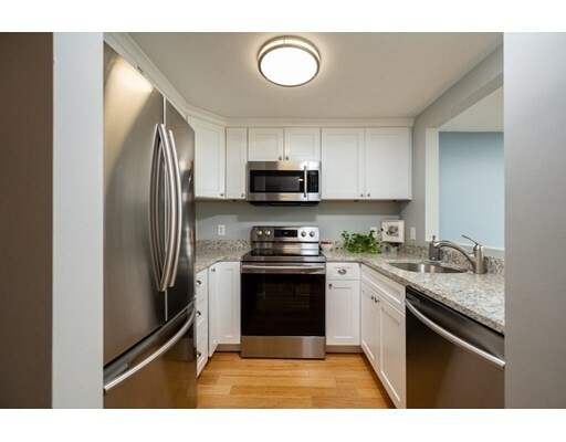 Building Photo - 18 Westcliff Dr