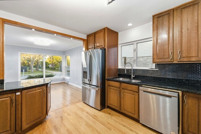 Foto del edificio - 4656 N Narragansett Ave