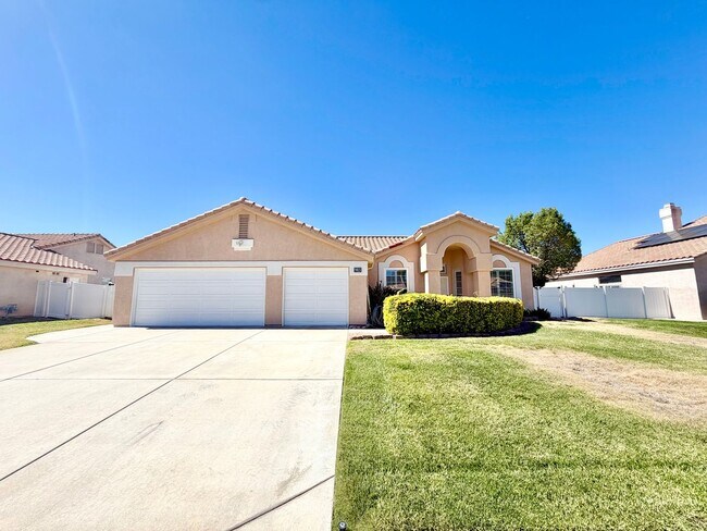Foto del edificio - Move-In Ready 3 Bedroom 2 Bathroom Hemet Pool Home with Solar