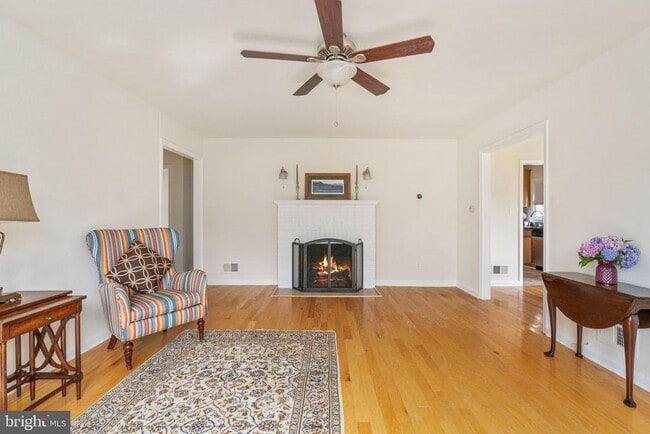 Building Photo - 611 Bunker Hill St