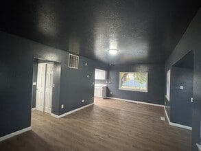 Building Photo - 802 S 15th Ave