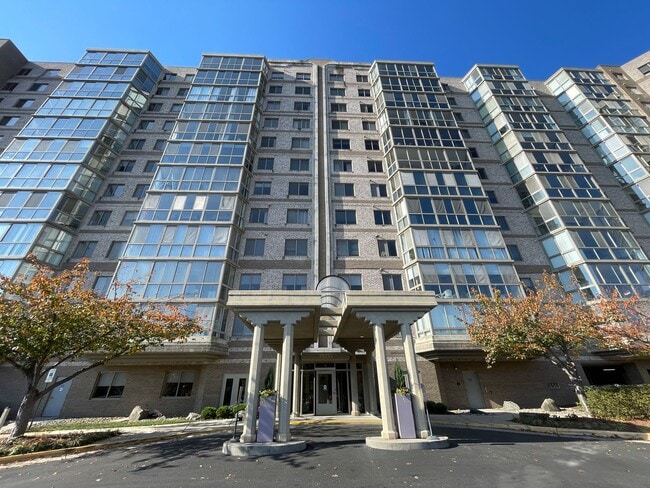 Building Photo - 2 Bed+Library 2 Bath Condo With Endless Wo...