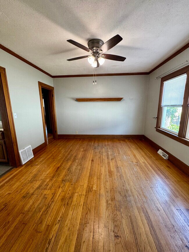 Building Photo - 416 E 29th Pl