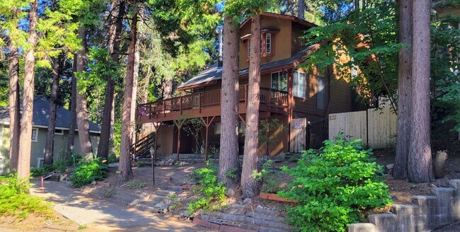 Foto del edificio - 3 bedroom, 2 bathroom in Twin Peaks