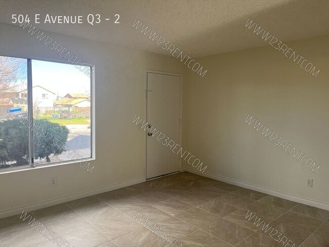 Foto del edificio - 504 E Ave Q3