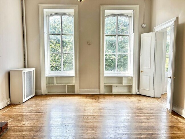 Building Photo - 24 E Mt Vernon Pl