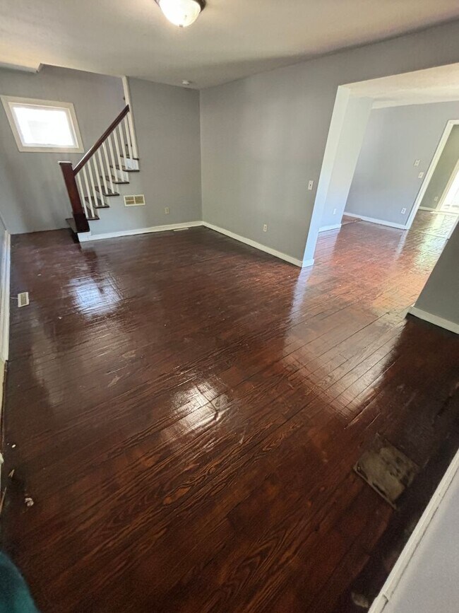 Foto del edificio - Large 4 Bedroom 1.5 Bathroom HOUSE SPECIAL