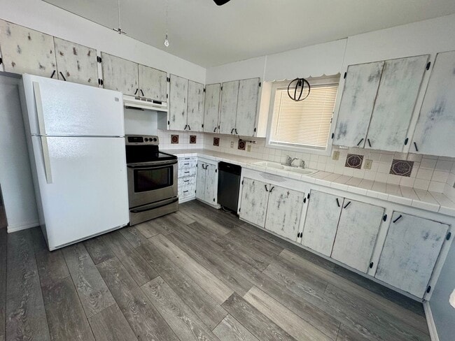 Building Photo - Renovated 2 bed 1 bath duplex near town ce...